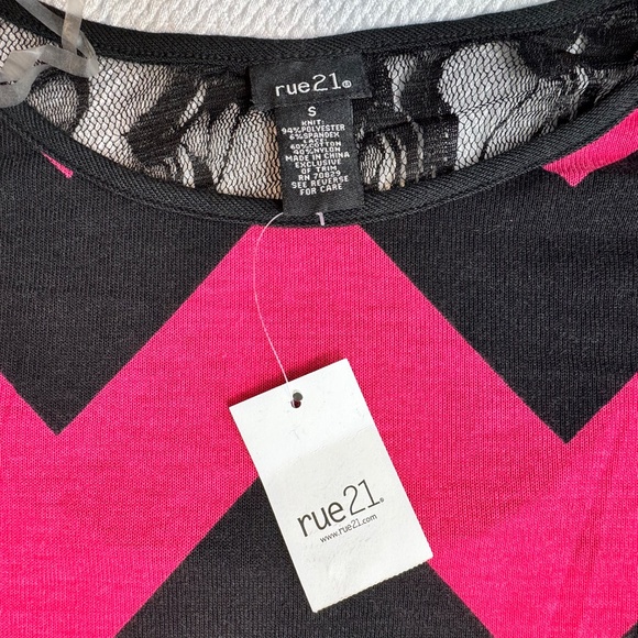 NWT - Retro Y2K Pink Black Chevron Dolman Sleeve Tee Size S New Wave Preppy Pop - Picture 9 of 9